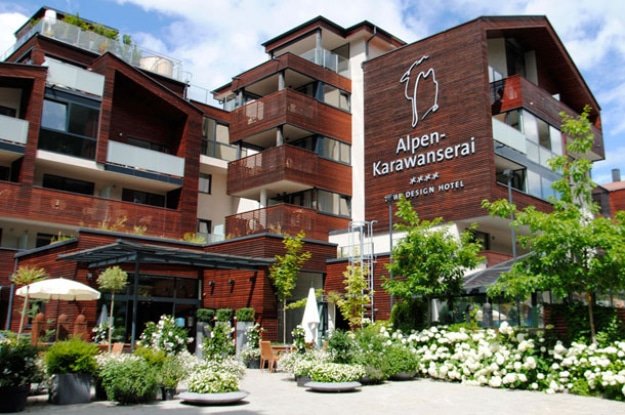 saalbach hinterglemm hotel alpen karawanserai aussen sommer vorschau